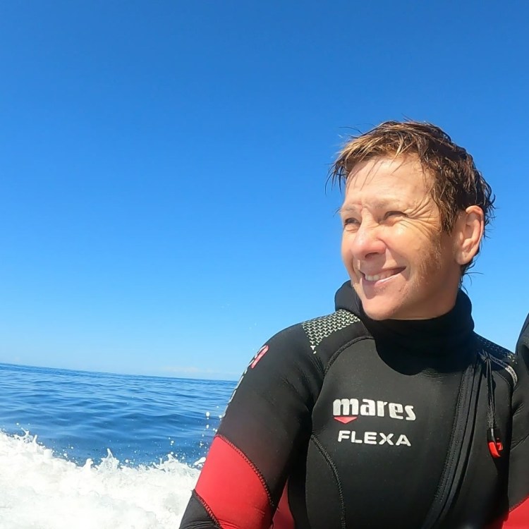 Woman in wetsuit on a boat
EMPTY NEST DIVER