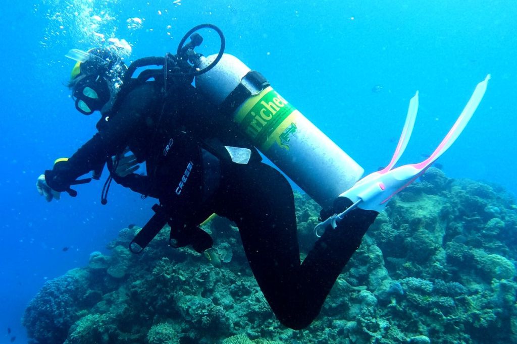 A scuba woman with an enriched air tank