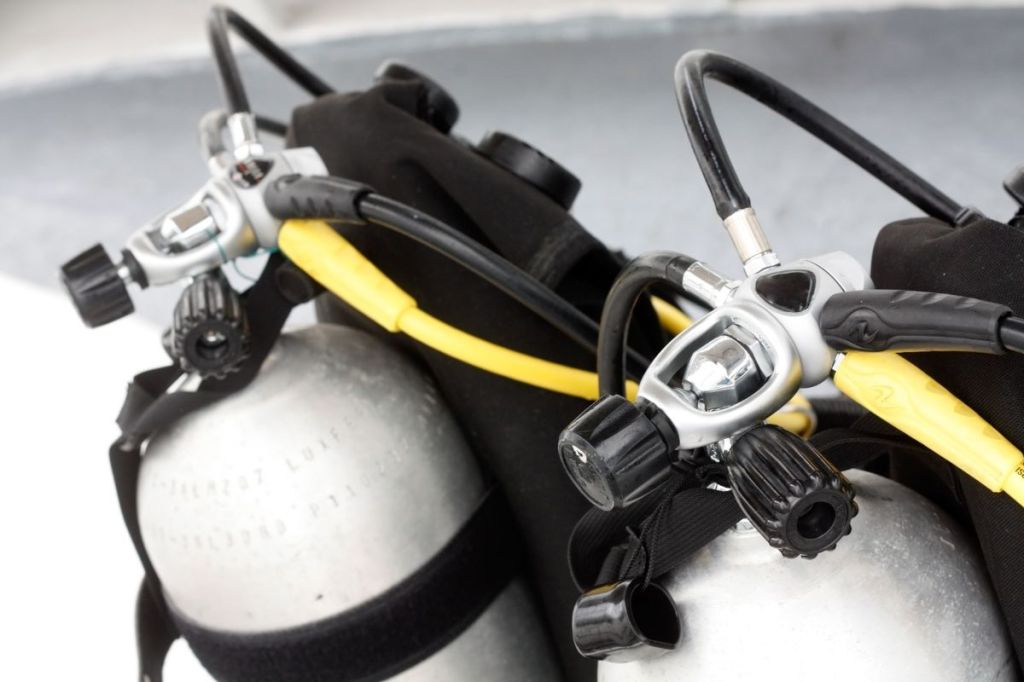 Scuba tank connections